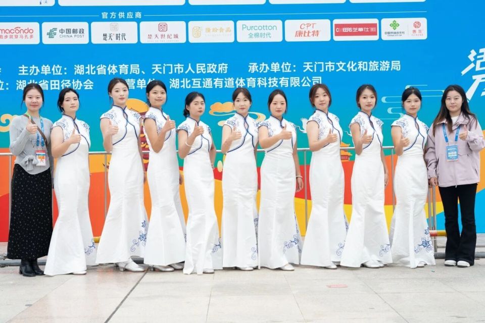 在陆羽广场, 赛道旁, 张伟康 在陆羽广场, 赛道旁, 张伟康